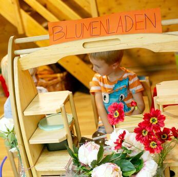 Junge spielt mit Blumenladen in der Villa Kunterbunt - Kindergarten in Wien 1070