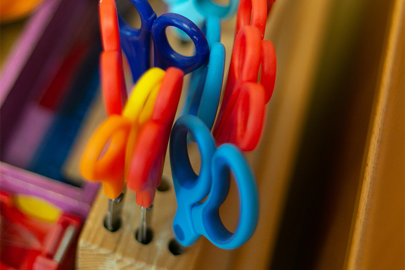 Bastelsachen und Scheren im Kindergarten