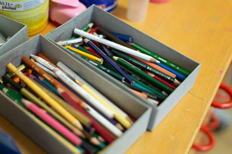 Malsachen im Kindergarten. Schachtel mit bunten Stiften